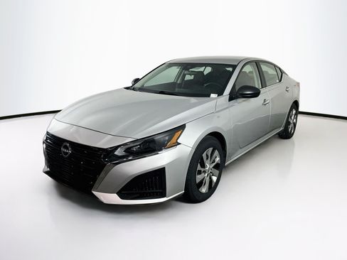 Used 2024 Nissan Altima 2.5 S FWD image 3