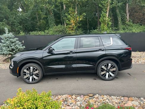New 2025 Mitsubishi Outlander SE image 2