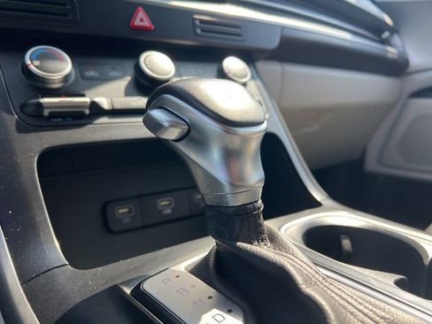 Used 2024 Kia Carnival LX FWD image 22