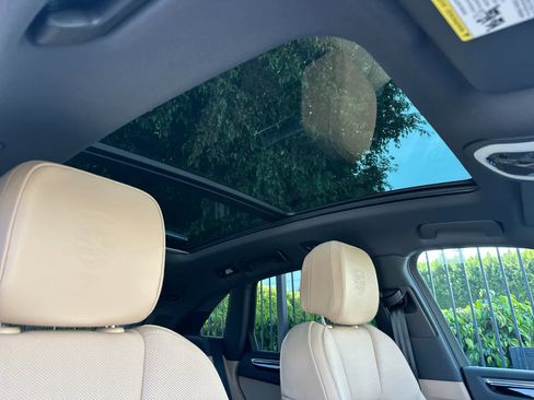 Certified 2025 Porsche Macan AWD/4WD image 18