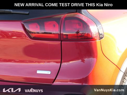 Used 2022 Kia Niro LX image 3