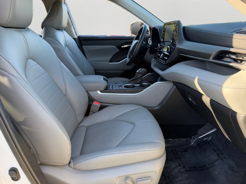 Used 2022 Toyota Highlander XLE AWD/4WD image 8