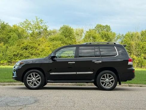 Used 2013 Lexus LX 570 4WD w/ Luxury Pkg image 32