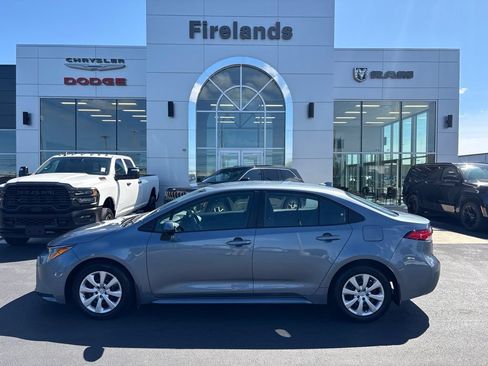 Used 2025 Toyota Corolla LE FWD image 2