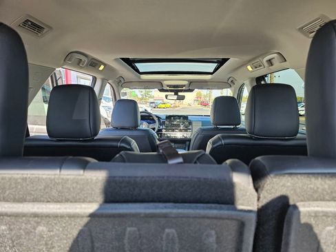 Used 2024 Nissan Pathfinder Platinum image 14