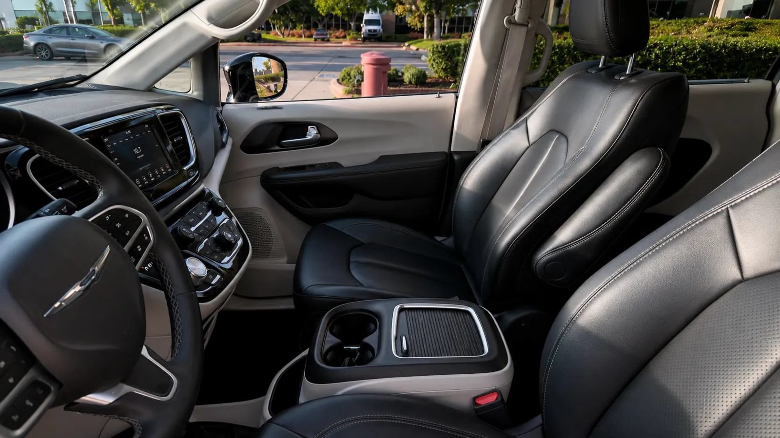 Used 2024 Chrysler Pacifica Touring-L FWD image 16