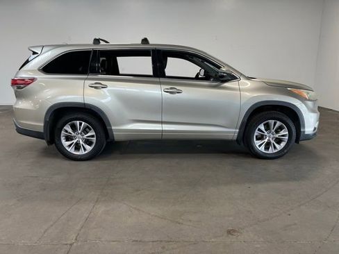 Used 2015 Toyota Highlander Plus AWD/4WD image 2