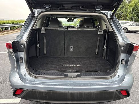 Used 2020 Toyota Highlander XLE AWD/4WD image 23