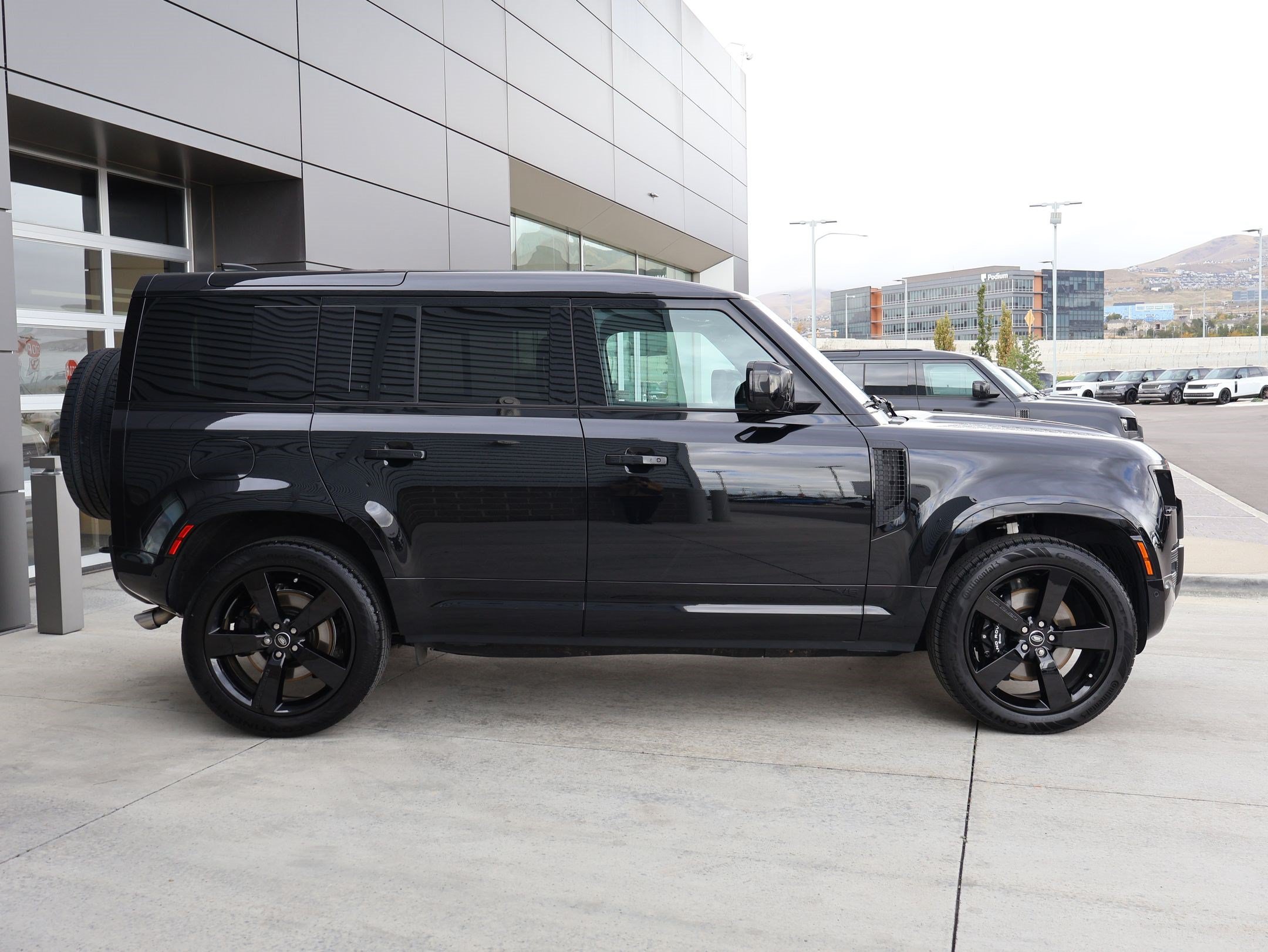 Used 2025 Land Rover Defender 110 V8 AWD/4WD image 5