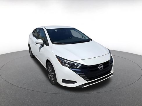 Used 2025 Nissan Versa SV FWD image 3