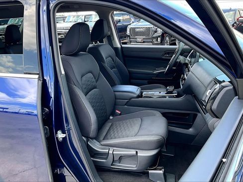 Used 2025 Nissan Pathfinder SV image 9