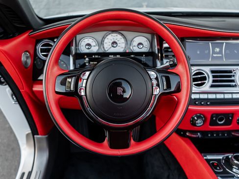 Used 2018 Rolls-Royce Dawn RWD image 32