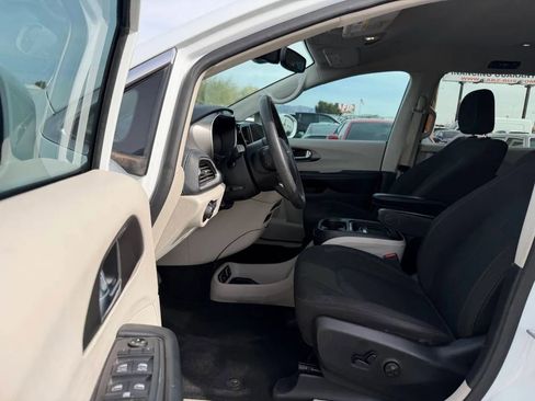 Used 2021 Chrysler Pacifica Touring FWD image 16