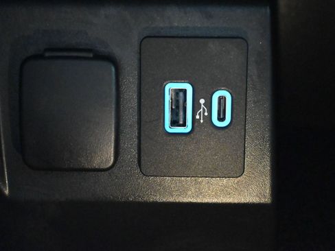 Used 2023 Ford Explorer XLT image 18