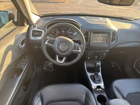 Used 2019 Jeep Compass Latitude image 27
