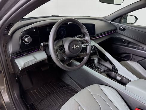 Used 2025 Hyundai Elantra Limited FWD image 25