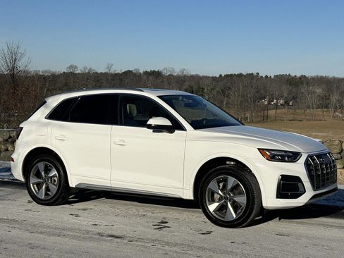 Used 2024 Audi Q5 Premium w/ Convenience Package image 19