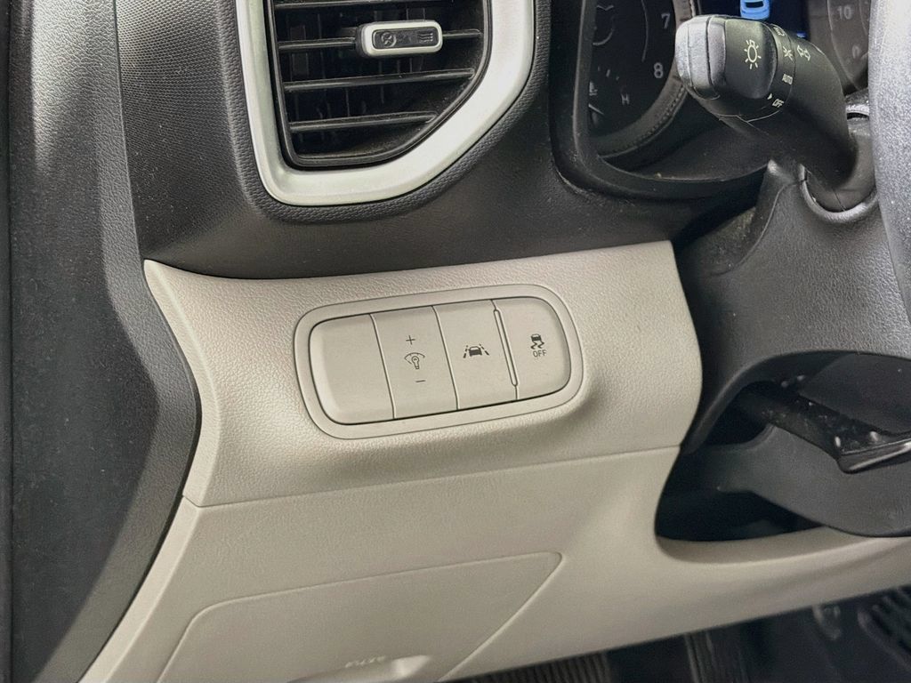 Used 2022 Hyundai Venue SEL FWD image 13