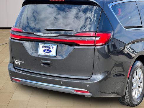 Used 2023 Chrysler Pacifica Touring-L FWD image 39