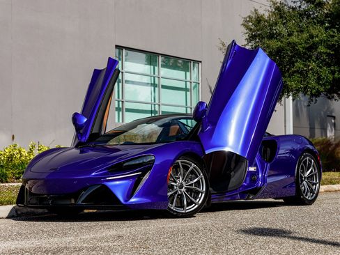 Used 2025 McLaren Artura image 19