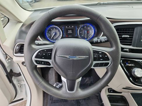 Used 2017 Chrysler Pacifica LX image 19