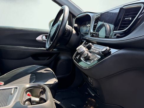 Used 2019 Chrysler Pacifica Limited w/ S Appearance Package FWD image 35