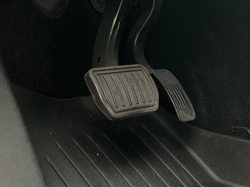Used 2022 Tesla Model Y Long Range AWD/4WD image 24