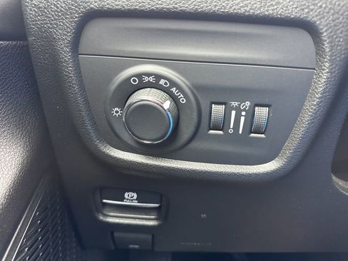 Used 2025 Jeep Grand Cherokee Altitude AWD/4WD image 11