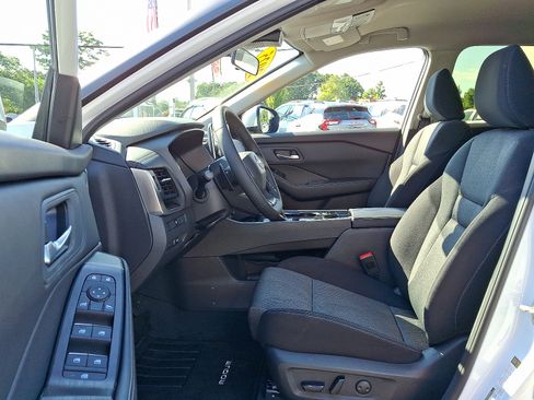 Certified 2025 Nissan Rogue SV image 14