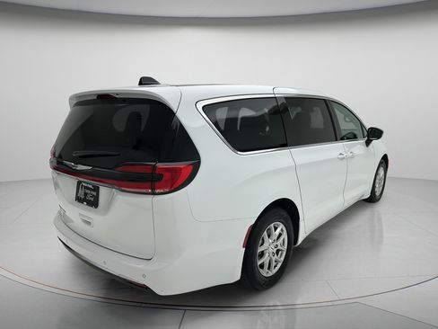 Used 2024 Chrysler Pacifica Touring-L FWD image 10