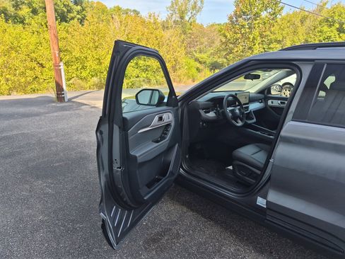 New 2026 Ford Explorer Active w/ Active Comfort Package image 8