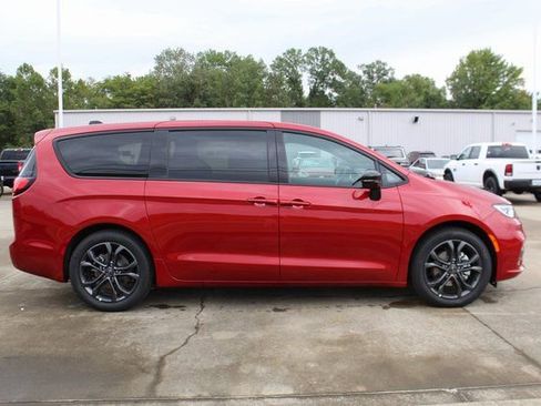 New 2026 Chrysler Pacifica Select image 5