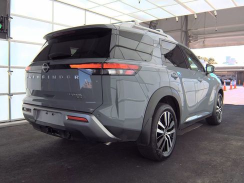 Used 2025 Nissan Pathfinder Platinum image 6