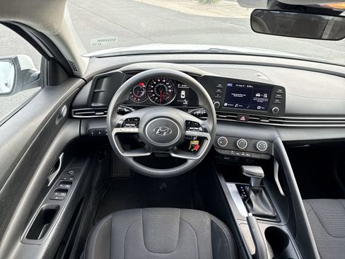 Used 2021 Hyundai Elantra SE FWD image 17
