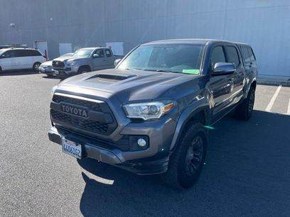 Used 2017 Toyota Tacoma TRD Sport w/ Tow Package (A/T)