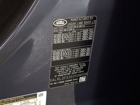 Certified 2025 Land Rover Discovery Dynamic SE image 27