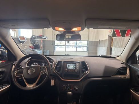 Used 2017 Jeep Cherokee Sport FWD image 14