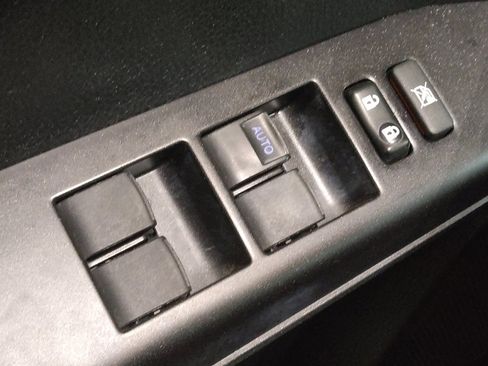 Used 2018 Toyota RAV4 LE image 27