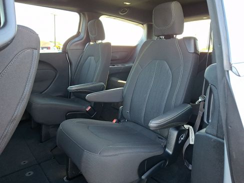 Used 2023 Chrysler Pacifica Touring FWD image 10