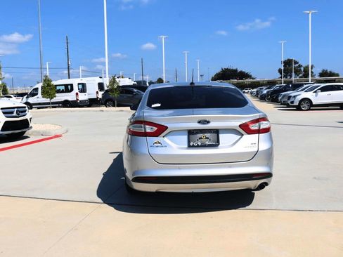 Used 2016 Ford Fusion SE image 4