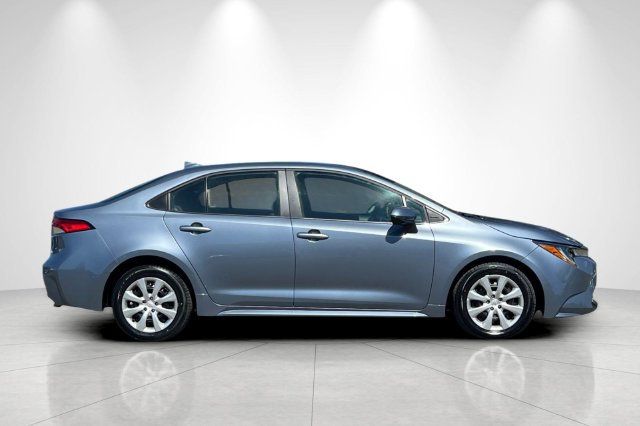Used 2025 Toyota Corolla LE FWD image 3