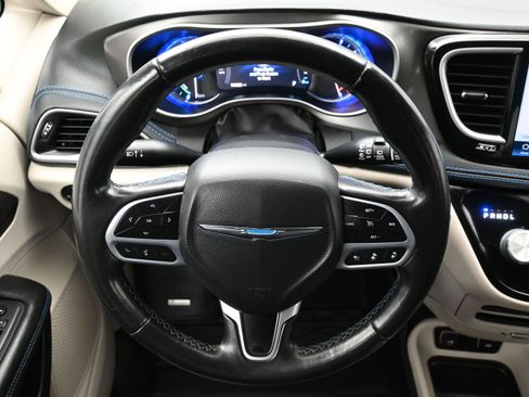 Used 2021 Chrysler Pacifica Touring-L FWD image 15