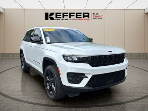 Certified 2023 Jeep Grand Cherokee Altitude AWD/4WD image 8