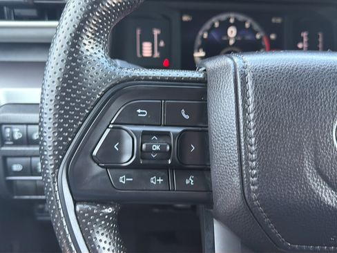 Used 2025 Toyota Tacoma SR5 AWD/4WD image 17