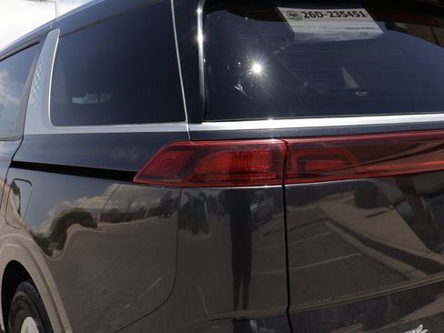 Used 2022 Kia Carnival LX FWD image 18