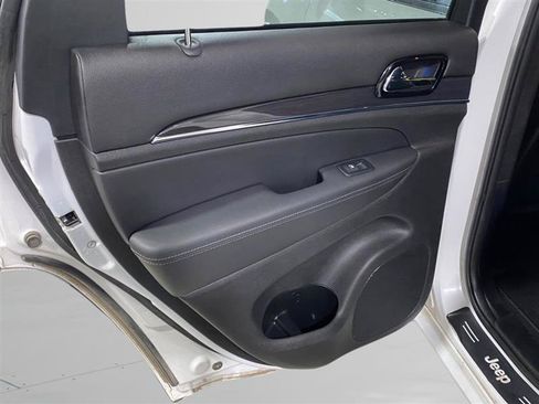 Used 2019 Jeep Grand Cherokee Overland AWD/4WD image 9