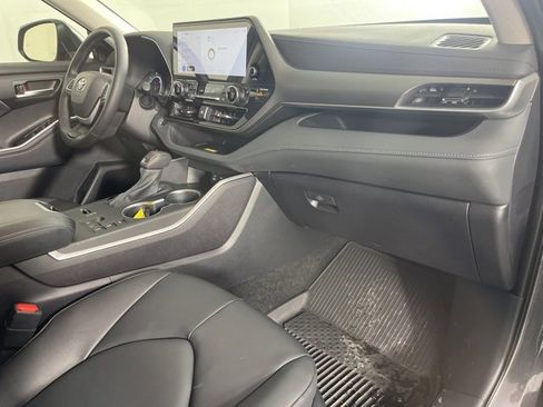 Used 2025 Toyota Highlander XLE image 32