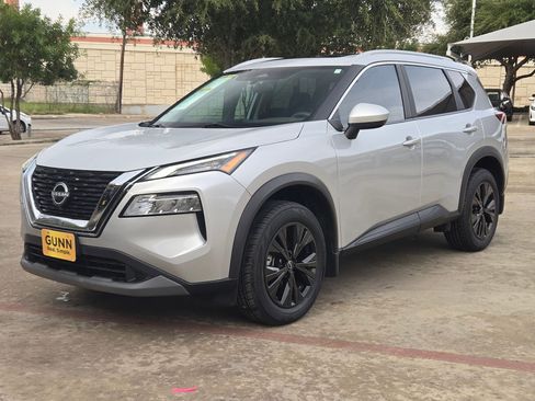 Used 2023 Nissan Rogue SV w/ SV Premium B Package image 3