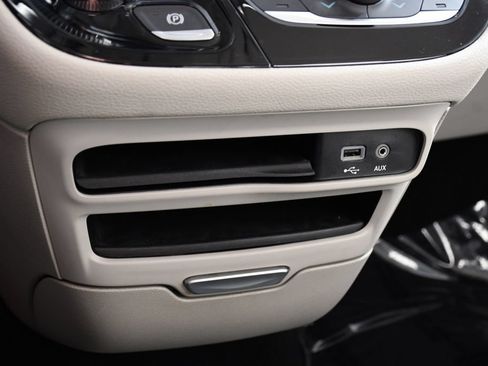 Used 2017 Chrysler Pacifica Limited w/ Advanced Safetytec Group FWD image 32