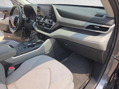 Used 2022 Toyota Highlander L FWD image 22